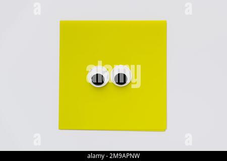 Ein Paar süße Gänsehaut auf einem gelben quadratischen Notizblock isoliert auf weißem Hintergrund Stockfoto