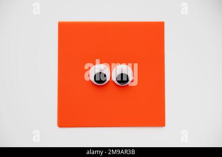 Ein Paar süße Gänsehaut auf einem orangefarbenen quadratischen Notizblock isoliert auf weißem Hintergrund Stockfoto