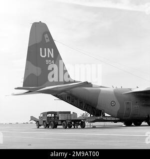 Royal Norwegian Air Force / United Nations - Lockheed C-130H Hercules 954 „Balder“, wird 1984 bei der RAF Wattisham für eine Mission zur Unterstützung der Vereinten Nationen geladen. Stockfoto