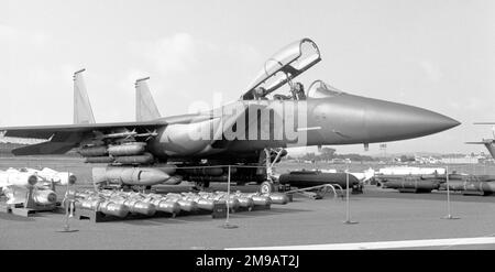 McDonnell Douglas F-15E Strike Eagle 71-0291 (msn 0012/B002) auf der 1980 SBAC Farnborough Airshow am 6. September 1980. Erbaut als zweiter TF-15A, erster Flug am 18. Oktober 1973 und Neubenennung F-15B-4-MC. 1979 in den Hughes/McDD Private Venture F-15E Strike Eagle Prototyp umgewandelt; ein Programm, das ursprünglich als F-15DRF (Duel Role Fighter) bekannt war. Im Mai 1991 wurde das Flugzeug mit â€˜F-15RTD Peek Eagle als privates McDD-Unternehmen beschriftet; das Flugzeug wurde mit einem Zentralstrahl mit Aufklärungsausrüstung und einer Datenverbindung ausgestattet und getestet. An die Alsalam Aircraft Co, Riad, Saudi Stockfoto