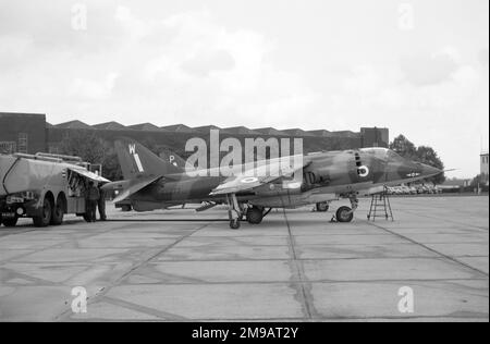 Royal Air Force - Hawker Siddeley Harrier GR.1 XV777 „W“, mit „P“, von Nr. 1(F)-Geschwader, in der RAF Odiham, am 10. September 1970. Stockfoto