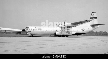 (Ex United States Air Force) - Douglas C-133A-25-DL Cargomaster 56-2008 (msn 45245), ehemals 436. Military Airlift Wing, neben der 1. XB-70 Walküre am Luftwaffenstützpunkt Wright-Patterson geparkt, als Teil der Sammlung des United States Air Force Museum. Stockfoto