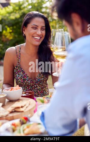Ein Paar Isst Im Freien Und Feiert Gemeinsam Mit Wine In Garden At Home Stockfoto