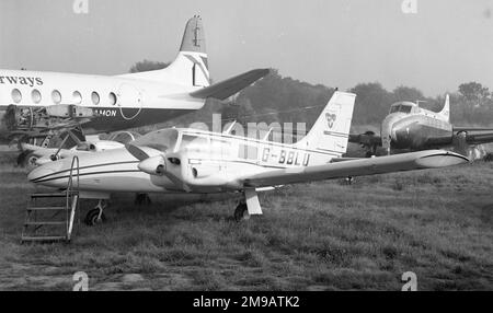 Piper PA-34-200 Seneca G-BBLU (msn 34-7350271), auf der Schrottdeponie am Flughafen Southend, im Oktober 1977. Stockfoto