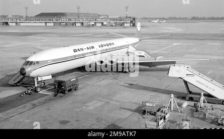 De Havilland DH.106 Comet 4B G-APYC (msn 6437) von DAN-Air am Flughafen Manchester im Oktober 1977. (DAN-Air ist eine Kontraktion von Davies und Newman Airlines) Stockfoto