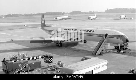 De Havilland DH.106 Comet 4B G-APYC (msn 6437) von DAN-Air am Flughafen Manchester im Oktober 1977. (DAN-Air ist eine Kontraktion von Davies und Newman Airlines) Stockfoto