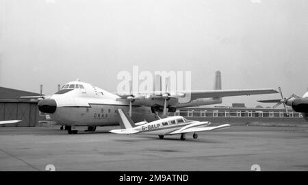 (Ex Royal Air Force) Armstrong Whitworth AW.650 Argosy T.2 9Q-COA „Jason“ (msn 6791, ex XR136) von O.R.A.S. (Otrag Range Air Services) am Flughafen East Midlands, im November 1977. Nach dem Wegfall der Rolle von Argosy C.1 aus dem Frachttransport wurde beschlossen, 14 Argosies als Navigationstrainer für das RAF Training Command zu ändern, um die Vickers Varsity zu ersetzen. Nur zwei Flugzeuge wurden vollständig auf Argosy T.2 umgestellt (XP447 und XR136), bevor das Programm durch Kürzungen der Verteidigungsausgaben annulliert wurde. Als das T.2-Programm abgebrochen wurde, wurde die abgeschlossene XR136-Umwandlung an O.R.A. verkauft, die Stockfoto