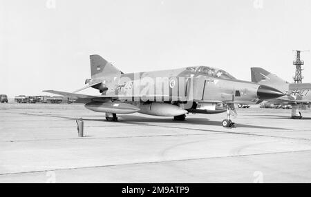 Luftwaffe - McDonnell Douglas RF-4E Phantom II 35+29, AufKlarungsGeschwader 51, RAF Binbrook im Juli 1975. Stockfoto