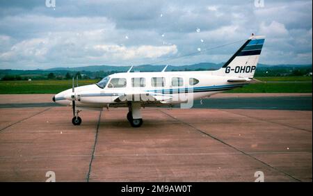 Piper PA-31-310 Navajo G-OHOP (msn 31-7300957). Stockfoto