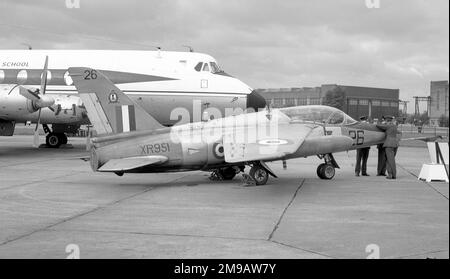 Royal Air Force - Folland Gnat T.1 XR951 '26' (msn FL568), von Nr. 4 Flying Training School, im September 1969 bei RAF Finningley, neben der Empire Test Pilot School Viscount 744 XR801 geparkt. Stockfoto