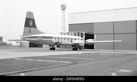 Bristol Britannia 312 G-AOVM (msn 12925) von Monarch Airlines am Flughafen Luton im November 1968 Stockfoto