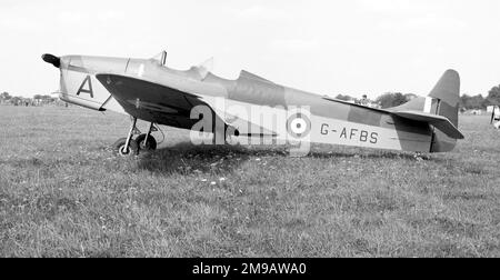 Miles M.14A Hawk Trainer Mk.III G-AFBS 'A' (msn 539, beeindruckt als BB661) in Staverton mit dem Skyfame Museum. Stockfoto