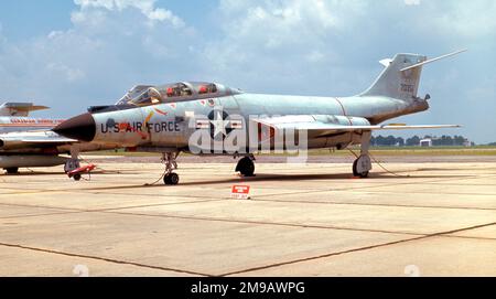 Kanadische Streitkräfte - McDonnell F-101B-90-MC Voodoo 101029 (msn 529), bei Ankunft in RCAF Chatham, New Brunswick, für 416. Geschwader CAF. Ehemaliger Abfangjäger der 444. Fighter Interceptor Squadron, United States Air Force, stationiert auf dem Luftwaffenstützpunkt Charleston, South Carolina; 0351 wurde als 101029 von 71 an das 416. Staffel CAF überstellt und stürzte ab, nachdem eine Weckbegegnung den Controller am 15. September 1970 1983 in niedriger Höhe anlegte. Beide Mannschaften sind sicher abgesprungen. Stockfoto