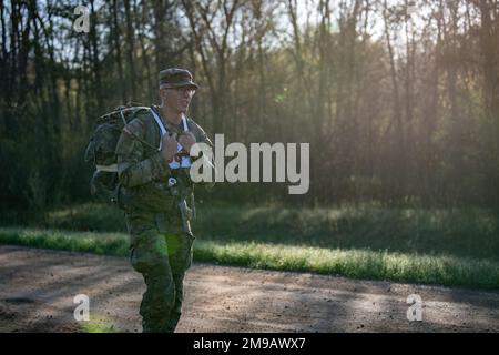 SPC. Brock Cerneka aus Youngstown, Ohio, Militärpolizei mit der 838. Militärpolizeigesellschaft der Ohio National Guard, die sich am 15. Mai 2022 während des Wettbewerbs der besten Krieger der Region IV durch den 12-Meilen-Rruck bewegt. Er ist einer von zwölf Soldaten der Nationalgarde, die am besten Krieger-Wettbewerb der Region IV vom 11. Bis 15. Mai 2022 in Camp Ripley, Minnesota, teilnehmen. Der jährliche Wettkampf testet die militärischen Fähigkeiten, die körperliche Kraft und die Ausdauer der besten Soldaten und nicht kommissionierten Offiziere aus Minnesota, Wisconsin, Iowa, Illinois, Michigan, Indiana und die Nationalgarde von Ohio. Die Gewinner ziehen um Stockfoto