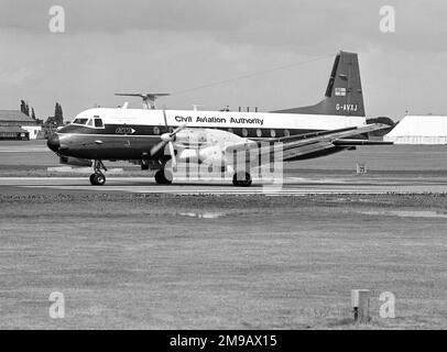 Hawker Siddeley HS.748-238 Series 2A G-AVXJ (msn 1624), Mitglied der Zivilluftfahrt-Flugeinheit, auf der SBAC Farnborough Air Show vom 1-8. September 1974. Stockfoto