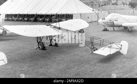 Bleriot XI Nummer 14 (msn 14, 1981 G-AANG eingetragen) des Shuttleworth Trust anlässlich des 50. Jahrestags der Gründung der Central Flying School am 7. Juli 1962 bei der RAF Little Rissington. Stockfoto