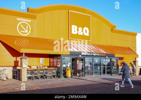 Eintritt zum Heimwerkerladen „B & Q“ mit Kunden, Stevenston, Schottland, Großbritannien Stockfoto