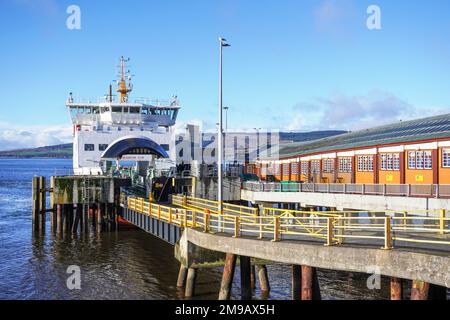 Caledonian MacBrayne besitzt MV Bute, Eilean Bhoid Fahrzeug und Passagierfähre am Wemyss Bay Terminal. Die Fähre, die 2005 in Polen gebaut wurde, fährt ab Stockfoto