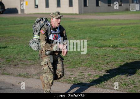 Sgt. Joshua Kleinhans aus Kiel, Wisconsin, Spezialist für Brandkontrolle bei der Nationalgarde von Wisconsin, B Battery, 1. Bataillon, 121. Artillerie-Regiment, springt am 15. Mai 2022 während des Wettbewerbs der besten Krieger der Region IV bis zum Ende des 12-Meilen-Racks. Er ist einer von zwölf Soldaten der Nationalgarde, die am besten Krieger-Wettbewerb der Region IV vom 11. Bis 15. Mai 2022 in Camp Ripley, Minnesota, teilnehmen. Der jährliche Wettkampf testet die militärischen Fähigkeiten, die körperliche Kraft und die Ausdauer der besten Soldaten und nicht kommissionierten Offiziere aus Minnesota, Wisconsin, Iowa, Illinois, Michigan, Indiana, Stockfoto