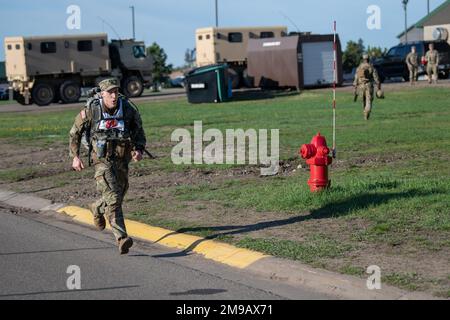 Sgt. Joshua Kleinhans aus Kiel, Wisconsin, Spezialist für Brandkontrolle bei der Nationalgarde von Wisconsin, B Battery, 1. Bataillon, 121. Artillerie-Regiment, springt am 15. Mai 2022 während des Wettbewerbs der besten Krieger der Region IV bis zum Ende des 12-Meilen-Racks. Er ist einer von zwölf Soldaten der Nationalgarde, die am besten Krieger-Wettbewerb der Region IV vom 11. Bis 15. Mai 2022 in Camp Ripley, Minnesota, teilnehmen. Der jährliche Wettkampf testet die militärischen Fähigkeiten, die körperliche Kraft und die Ausdauer der besten Soldaten und nicht kommissionierten Offiziere aus Minnesota, Wisconsin, Iowa, Illinois, Michigan, Indiana, Stockfoto