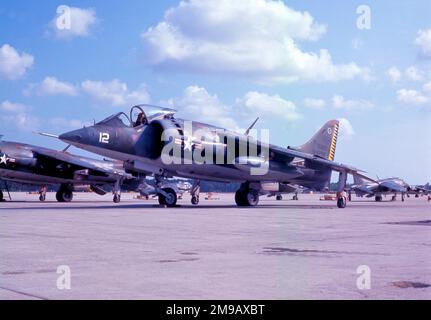 United States Marine Corps - Hawker Siddeley AV-8A Harrier 158957 (msn 712118, Basiscode 'WH', Rufzeichen '12'), von VMA-542 in Marine Corps Air Station Cherry Point. Absturz am MCAS Cherry Point am 27. August 1976 nach einem Triebwerkausfall: Der Pilot ist sicher ausgeworfen worden. Stockfoto