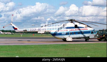 Kazan Helicopters Mi-17M SSSR-95448, auf der SBAC Farnborough International Air Show im September 1992. (Hinweis: Bei den Registrierungen der Sowjetunion wurden die kyrillischen Buchstaben CCCP = SSSR = UdSSR = Union der Sozialistischen Sowjetrepubliken verwendet) Stockfoto