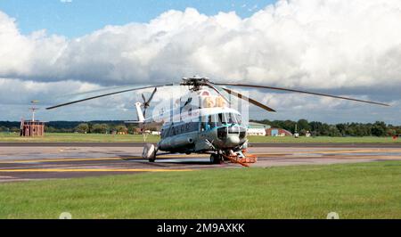 Kazan Helicopters Mi-17M SSSR-95448, auf der SBAC Farnborough International Air Show im September 1992. (Hinweis: Bei den Registrierungen der Sowjetunion wurden die kyrillischen Buchstaben CCCP = SSSR = UdSSR = Union der Sozialistischen Sowjetrepubliken verwendet) Stockfoto