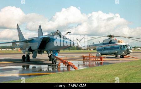 Russische Luftwaffe - Mikoyan MiG-31 '374 White' (msn N69700121496), auf der SBAC Farnborough International Air Show im September 1992. Stockfoto