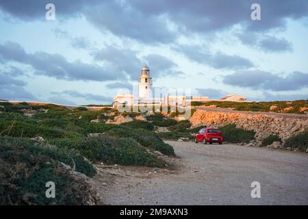 Cape Cavalleria Leuchtturm bei Sonnenuntergang, Balearische Insel Menorca, Spanien. Stockfoto