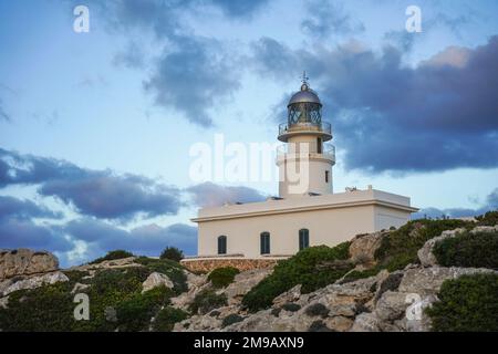 Cape Cavalleria Leuchtturm bei Sonnenuntergang, Balearische Insel Menorca, Spanien. Stockfoto