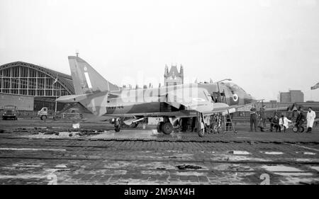 Hawker Siddeley Harrier GR.1 XV744 (712007), von der Harrier Operational Conversion Unit in St, Pancras Station Coal-Yard, für das Daily Mail Trans-Atlantic Air Race 1969. Geflogen von Sqn. Ldr. Tom Lecky-Thompson, XV744, flog die kürzeste Zeit von London nach New York, um 6 Stunden 11 Minuten, und bekam einen Preis von 6.000 GBP. (Hinweis: Die Strecke New York-London wurde von XV741 geflogen.) Stockfoto