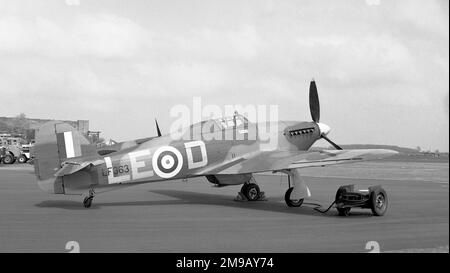 Schlacht von Großbritannien Memorial Flug - Hawker Hurrikan IIC LF363 „LE-D“ mit den Markierungen von Douglas Baders Hurrikan in der Geschwader Nr. 242. Stockfoto