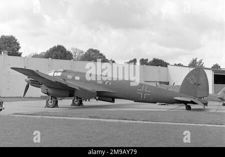 Heinkel He 111 H-20/R1 Werknummer 701152, eine truppentragende Version aus der Zeit vor der Restaurierung zur Ausstellung im RAF Museum Hendon, London, gekennzeichnet als NT+SL. Nach der Rückkehr der Einheit in die USA wurde sie von USAAF-Piloten in Frankreich am Ende des Krieges in Großbritannien gelassen und von der RAF übernommen. Stockfoto