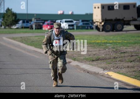 Sgt. Robert Black aus Crystal Lake, Illinois, Spezialist für Gesundheitsfürsorge bei der 708. Medical Company der Illinois National Guard, spruntet am 15. Mai 2022 während des Wettbewerbs der Region IV der besten Krieger bis zum Ende des 12-Meilen-Racks. Er ist einer von zwölf Soldaten der Nationalgarde, die am besten Krieger-Wettbewerb der Region IV vom 11. Bis 15. Mai 2022 in Camp Ripley, Minnesota, teilnehmen. Der jährliche Wettkampf testet die militärischen Fähigkeiten, die körperliche Kraft und die Ausdauer der besten Soldaten und nicht kommissionierten Offiziere aus Minnesota, Wisconsin, Iowa, Illinois, Michigan, Indiana und die Nationalgarde von Ohio. Der winn Stockfoto