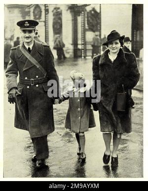 Royal Air Force Pilot Officer G.H. Bennions verlässt den Buckingham Palace, nachdem sie während des Zweiten Weltkriegs eine Dekoration erhalten haben. Stockfoto