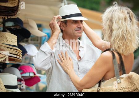 Reifes Paar, das im Urlaub einkauft Stockfoto