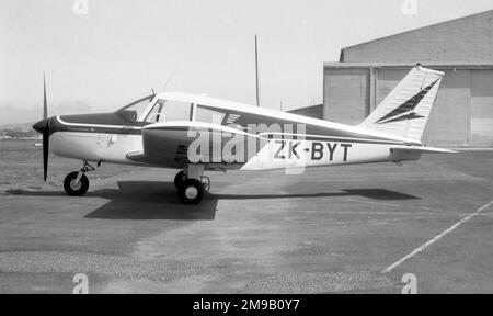 Piper PA-28-160 Cherokee ZK-BYT (msn ), Tauranga, Neuseeland, im Oktober 1963. Stockfoto