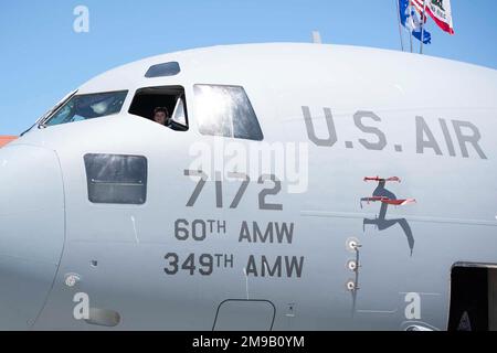 Ein Kind sitzt auf dem Pilotensitz eines C-17 Globemaster III während Wings Over Solano auf der Travis Air Force Base, Kalifornien, am 15. Mai 2022. Das offene Haus und die Flugschau Wings Over Solano boten der lokalen Gemeinde die Möglichkeit, direkt mit der Basis und ihren Airmen zu interagieren und die Fähigkeiten auf dem Travis AFB zu sehen. 60 AMW/PA, Militärfotografie, USAF, Wings Over Solano, Airshow, Stockfoto