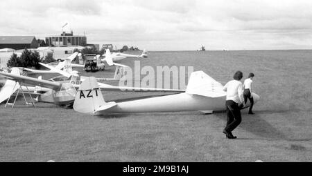 Elliotts von Newbury Eon Olympia 2b 'AZT', im London Gliding Club, auf Dunstable Downs. Stockfoto