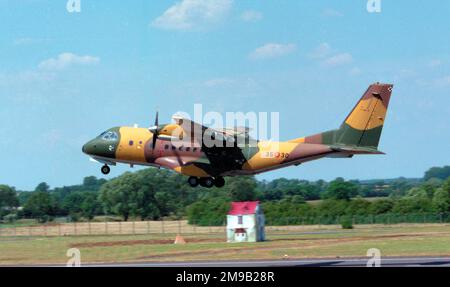 Fuerza Aerea Espanola - CASA CN-235-100m T-19B-12 (msn 10-C050, '35-30'), auf der Royal International Air Tattoo 1996, bei der RAF Fairford. Stockfoto