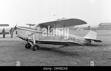 De Havilland DH.87 Hornet Moth G-ADSK (msn 8091), am Flughafen Coventry-Baginton. Stockfoto