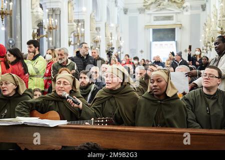 Palermo, Sizilien, Italien. 17. Januar 2023. Die Beerdigung von Biagio Conte findet nach fünf Tagen offizieller Trauer und Nachtwache in seiner Heimat Sizilien, in der Kathedrale von Palermo, statt. Die Zeremonie wurde von Corrado Lorefice, dem Bischof von Palermo, zusammen mit Mitgliedern der Missionarsgemeinschaft, der offiziellen Vertretung von Renato Schifani, Präsident von Sizilien, Roberto Lagalla, Bürgermeister von Palermo, Leoluca Orlando, Ehemaliger Bürgermeister und Kirchenpersonal, verschiedene Justizbehörden und staatliche Sicherheitskräfte. Tausende Gemeindemitglieder haben die Familie des Missionars begleitet und mich konzentriert Stockfoto