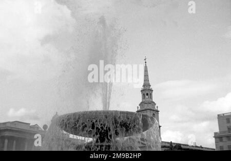 Trafalgar Square: Der östlichste Springbrunnen im Zentrum von St. Martin-in-the-Fields-Kirche. Stockfoto