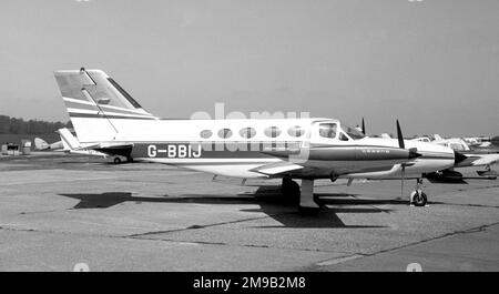 Cessna 421B Golden Eagle G-BBIJ (msn 421B0432), im Booker im März 1976. Stockfoto