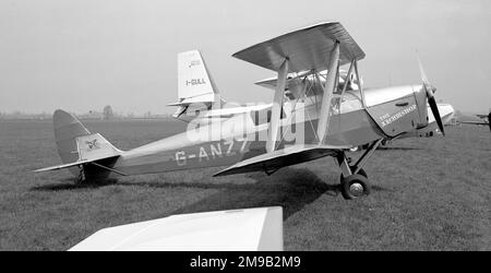 De Havilland DH.82A Tiger Moth II G-ANZZ "der Erzbischof" (msn 85834, ex DE974) Der Erzbischof, der in Redhill mit dem Tiger Club angesiedelt ist, war eine modifizierte Tiger Moth mit einem Sitzplatz für Kunstausstellungen, berühmt in den 60er und 70er Jahren. Stockfoto