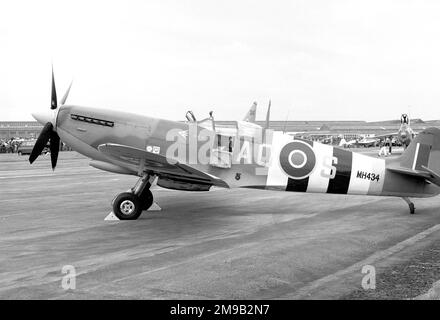 Vickers-Supermarine Spitfire LF Mk.IXB G-ASJV – MH434 (msn CBAF.IX.552), in Woodford im August 1972. Stockfoto