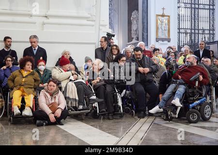 Palermo, Sizilien, Italien. 17. Januar 2023. Die Beerdigung von Biagio Conte findet nach fünf Tagen offizieller Trauer und Nachtwache in seiner Heimat Sizilien, in der Kathedrale von Palermo, statt. Die Zeremonie wurde von Corrado Lorefice, dem Bischof von Palermo, zusammen mit Mitgliedern der Missionarsgemeinschaft, der offiziellen Vertretung von Renato Schifani, Präsident von Sizilien, Roberto Lagalla, Bürgermeister von Palermo, Leoluca Orlando, Ehemaliger Bürgermeister und Kirchenpersonal, verschiedene Justizbehörden und staatliche Sicherheitskräfte. Tausende Gemeindemitglieder haben die Familie des Missionars begleitet und mich konzentriert Stockfoto