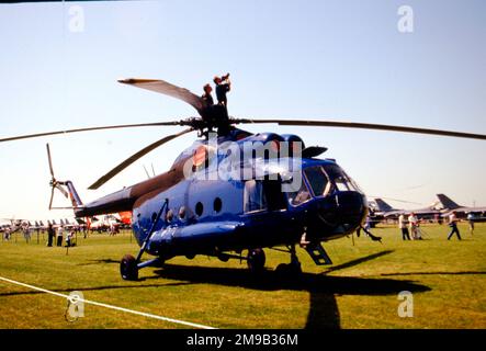 Luftwaffe - Mil MI-8 94+01 (msn 105 100), ein ehemaliges Beispiel der Ostdeutschen Luftwaffe, das von der Luftwaffe nach der Vereinigung aufgenommen wurde, am 24. Juli 1993 auf der RAF Fairford. Stockfoto