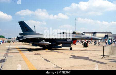 Luftforsvaret - General Dynamics F-16B Fighting Falcon 304 (msn 6L-04), vom 332 SKV, auf der RAF Mildenhall, am 28. Mai 1988, für die Mildenhall Air Fete. (Luftforsvaret - Royal Norwegian Air Force). Stockfoto