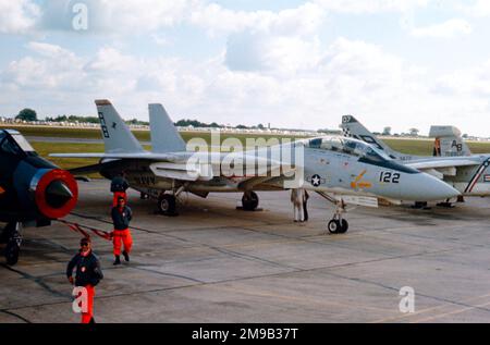 United States Navy - Grumman F-14A-85-GR Tomcat 159597 (msn 144, Basiscode 'ab', Rufzeichen '122'), von VF-14 bei Greenham Common für die Internationale Lufttüchtigkeit am 26. Juni 1977. Stockfoto